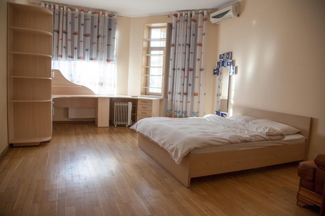 Two Bedroom Apartment With Balcony 키예프 외부 사진