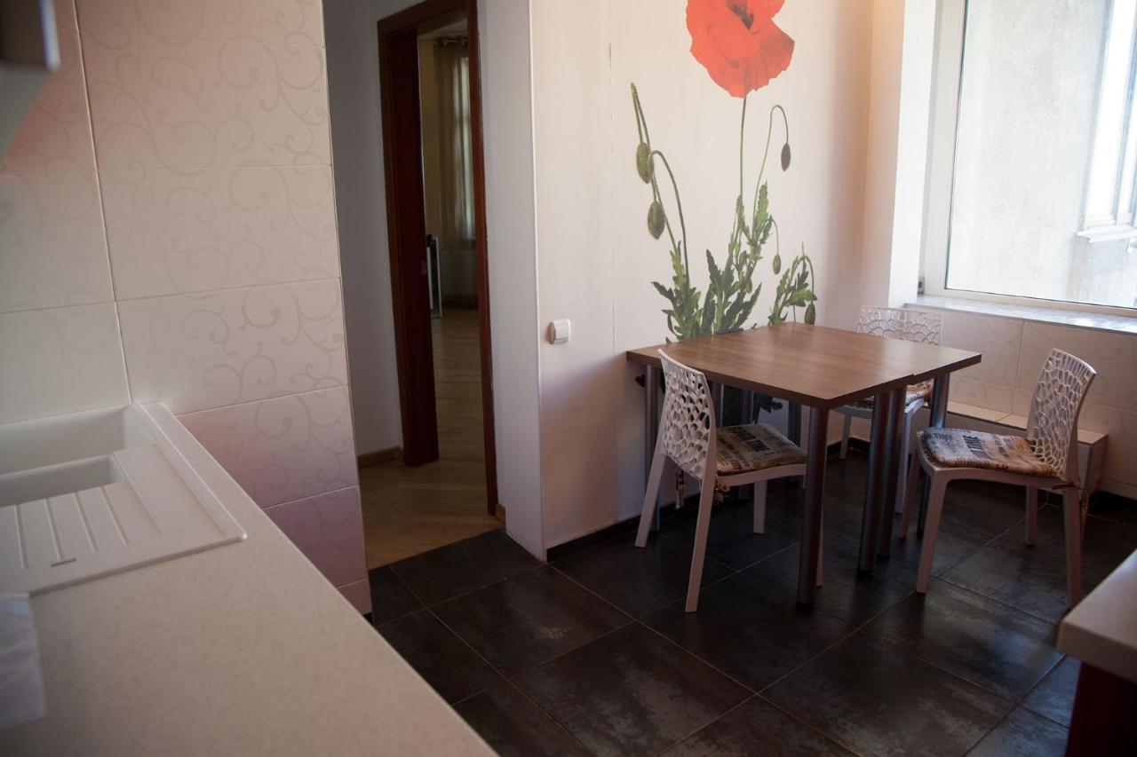 Two Bedroom Apartment With Balcony 키예프 외부 사진