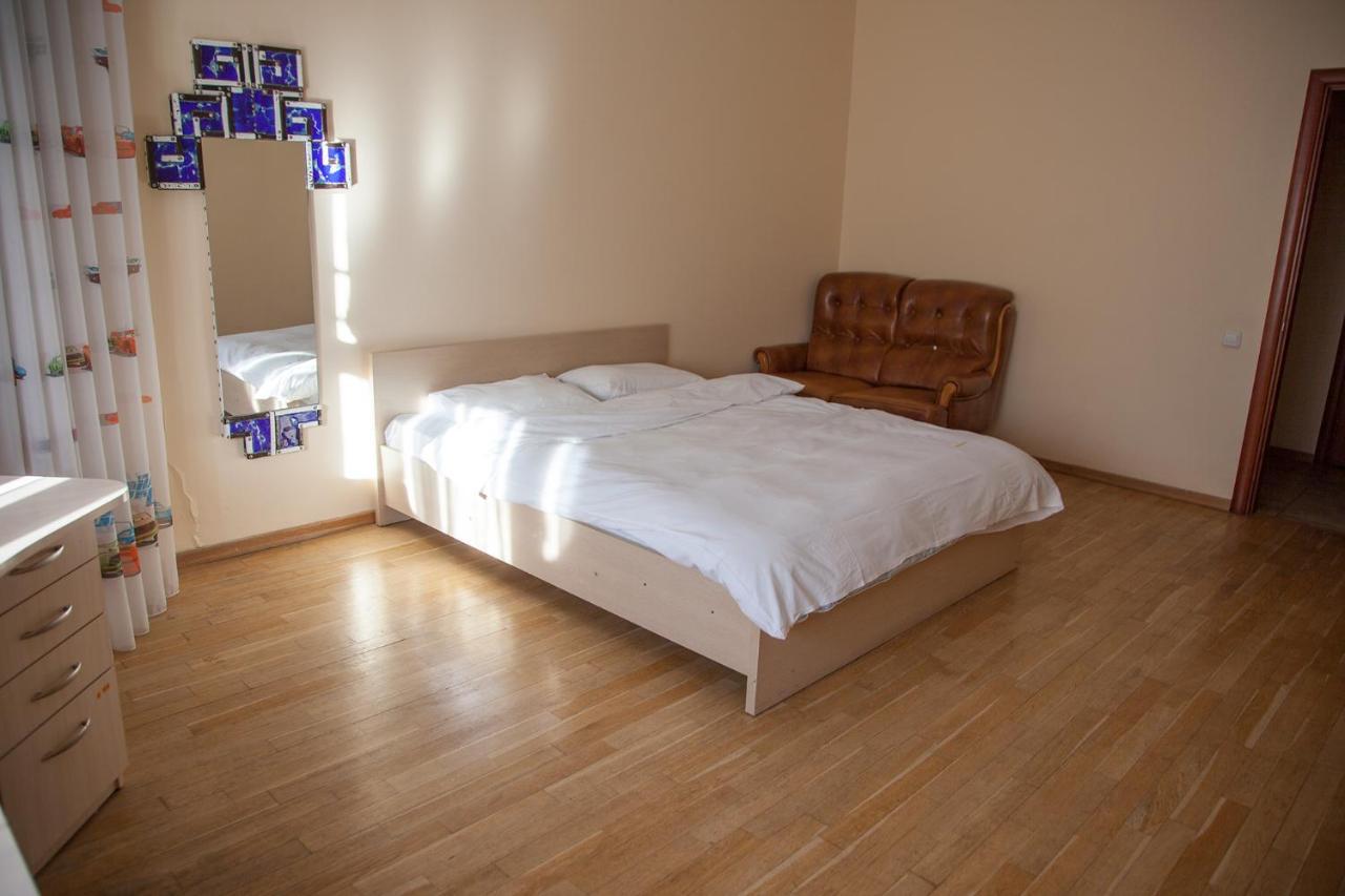 Two Bedroom Apartment With Balcony 키예프 외부 사진