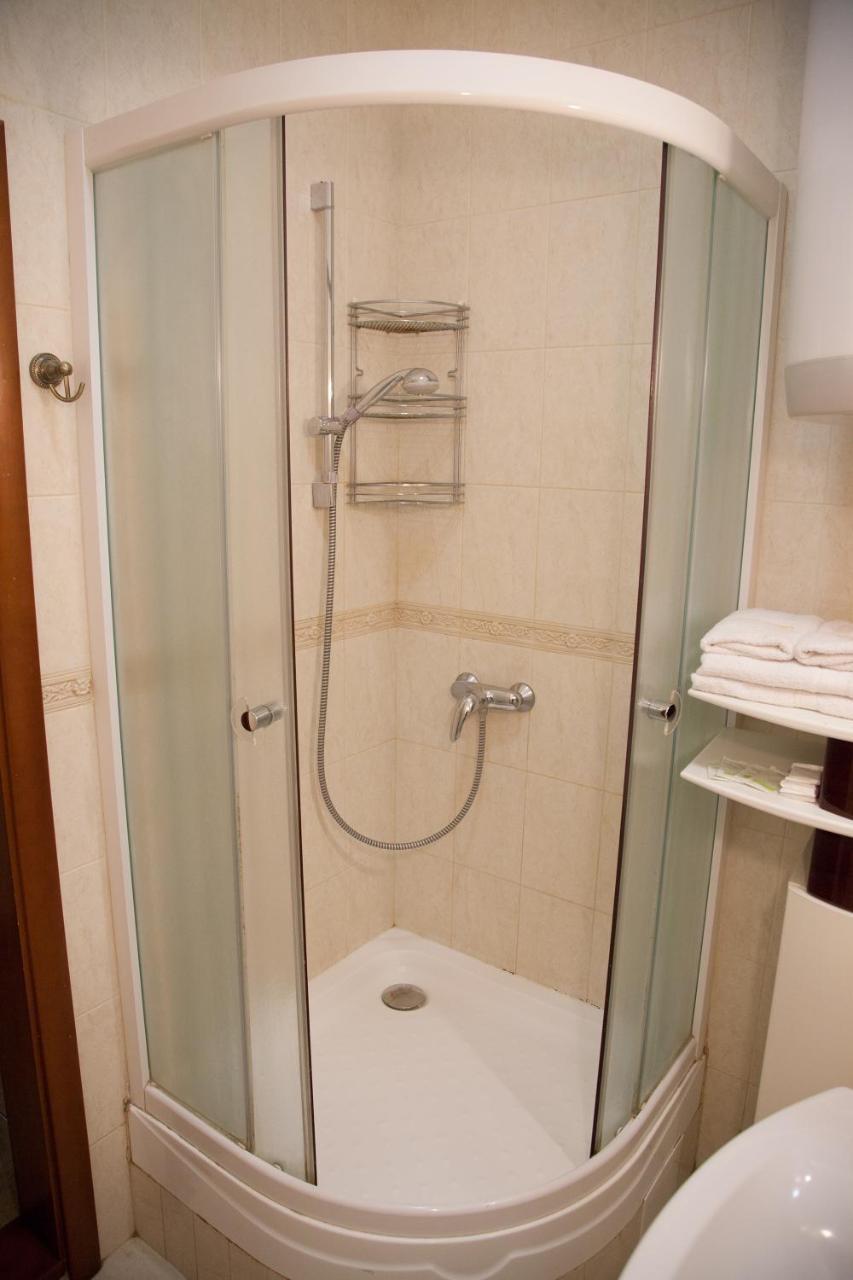 Two Bedroom Apartment With Balcony 키예프 외부 사진