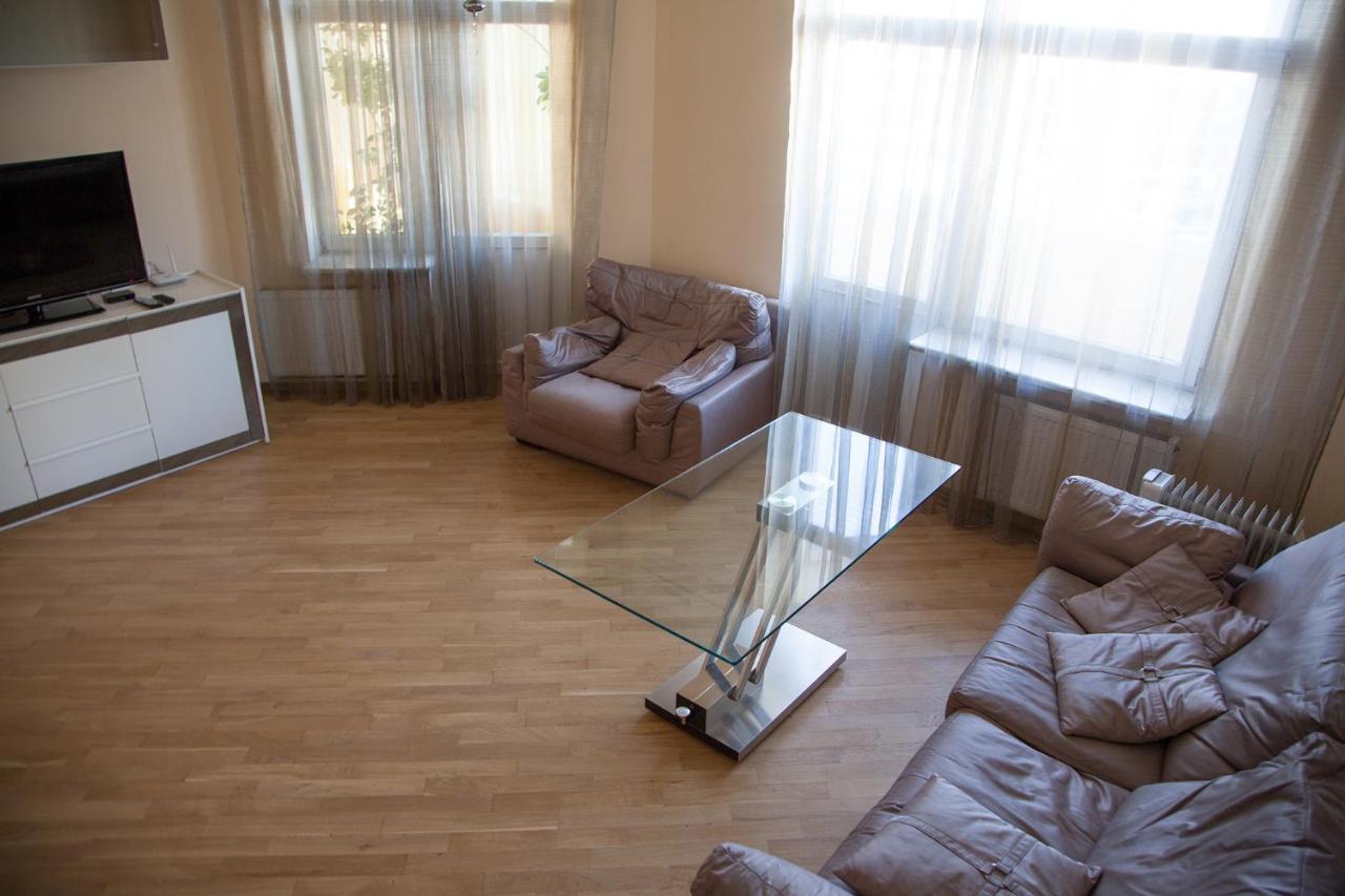 Two Bedroom Apartment With Balcony 키예프 외부 사진