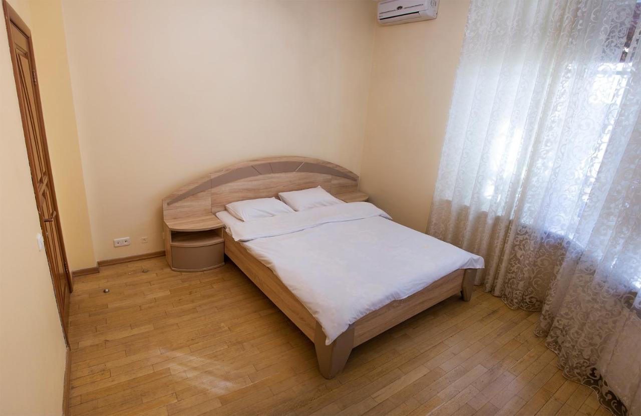 Two Bedroom Apartment With Balcony 키예프 외부 사진