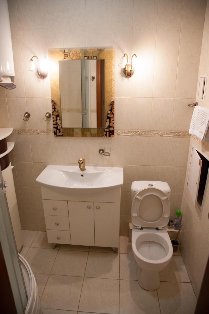 Two Bedroom Apartment With Balcony 키예프 외부 사진