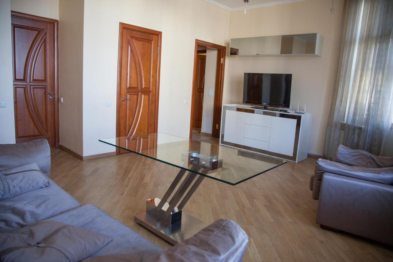 Two Bedroom Apartment With Balcony 키예프 외부 사진